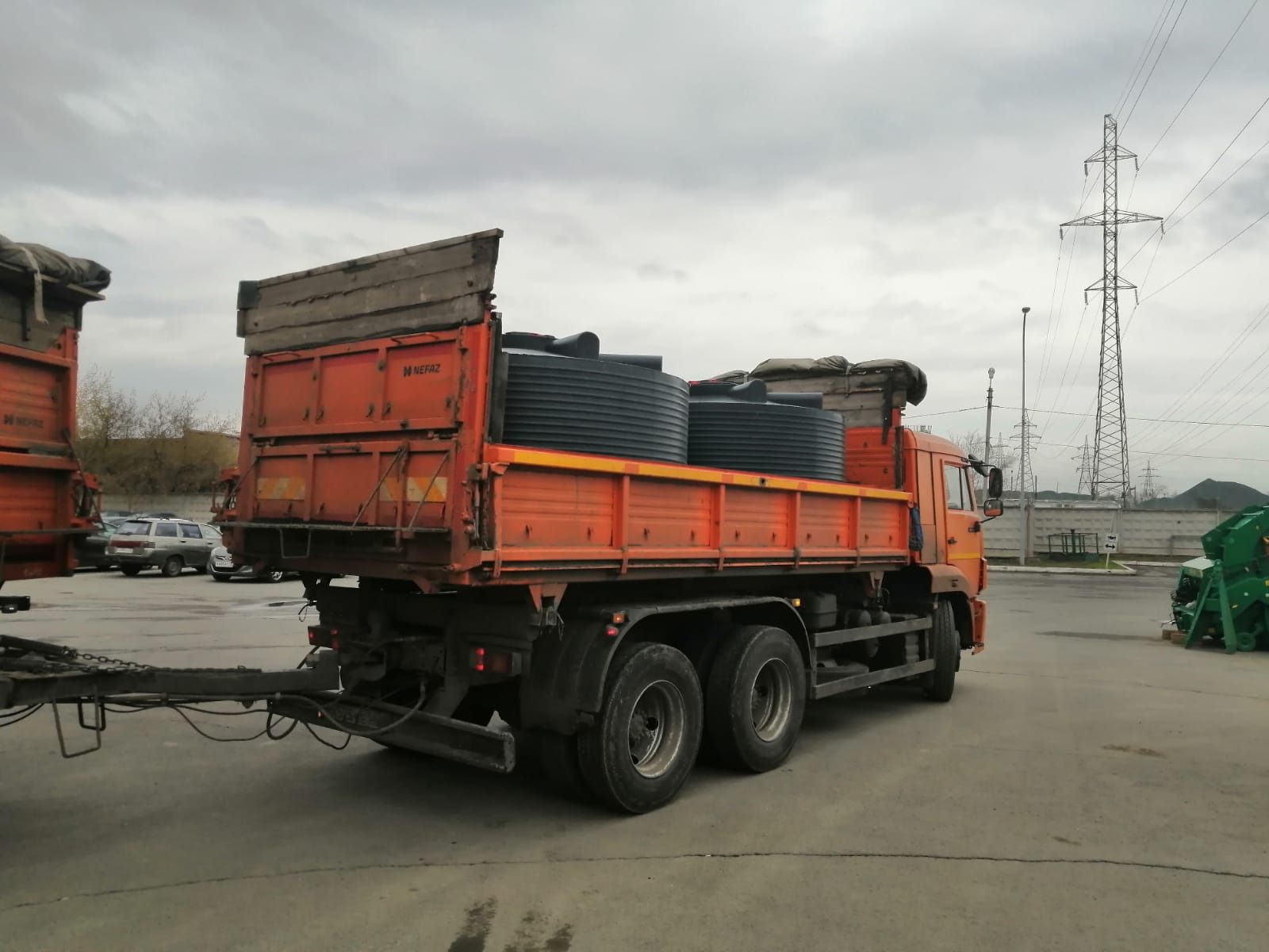 Транспортировка ёмкостей в кузове грузовика
